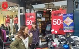 Giới trẻ Hà Nội đổ xô đi mua sắm ngày Black Friday